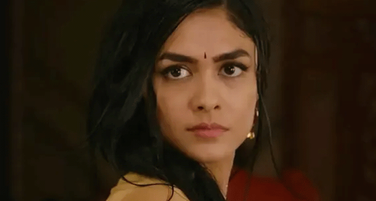 రైలు నుంచి దూకి సూసైడ్ చేసుకోవాలనుకున్నా - మృణాల్