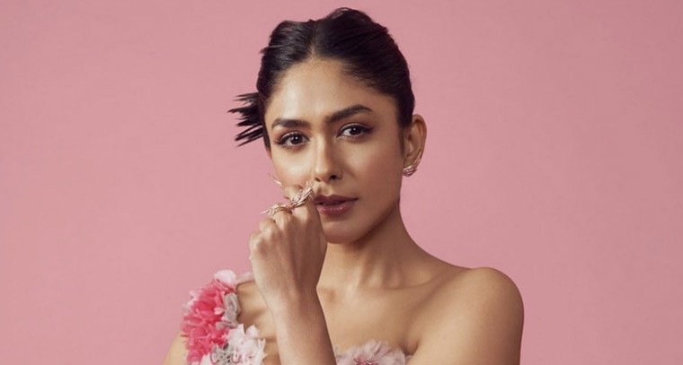  వన్ షోల్డర్ గౌనులో మృణాల్ ఠాకూర్