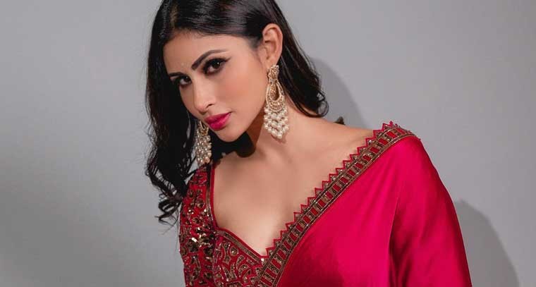 రెడ్ చీరలో హాట్ గా మౌని రాయ్ 