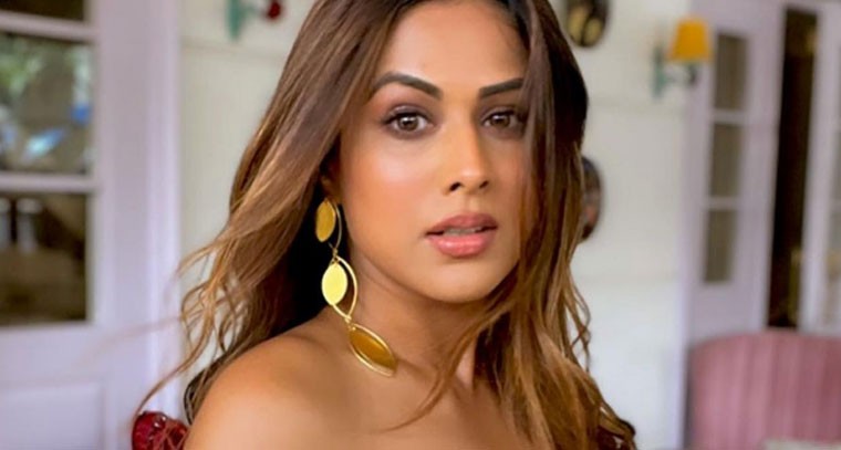 షార్ట్  పింక్ డ్రెస్ లో నియా శర్మ