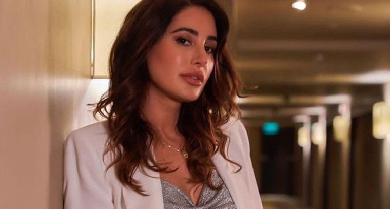 షార్ట్ డ్రెస్ లో నర్గీస్ ఫక్రీ స్టిల్స్ 