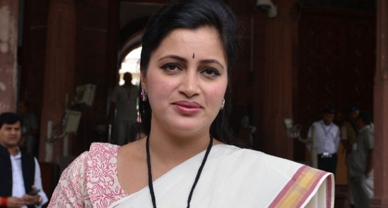 నవనీత్ కౌర్‌పై నాన్‌బెయిలబుల్‌ వారెంట్‌