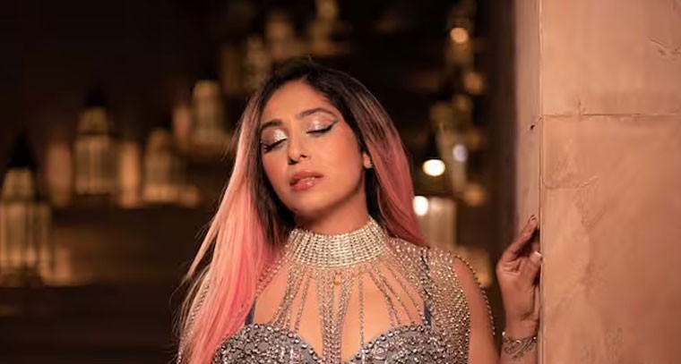 నేహా భాసిన్ హాట్ ట్రీట్ 