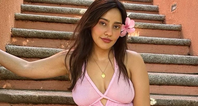 బికినీ లో  నేహా శర్మ మైండ్ బ్లోయింగ్ పోజులు !