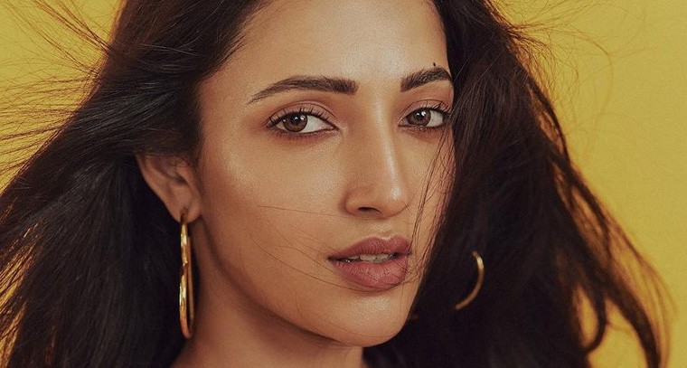 ఆరెంజ్ డ్రెస్ లో నేహా శెట్టి