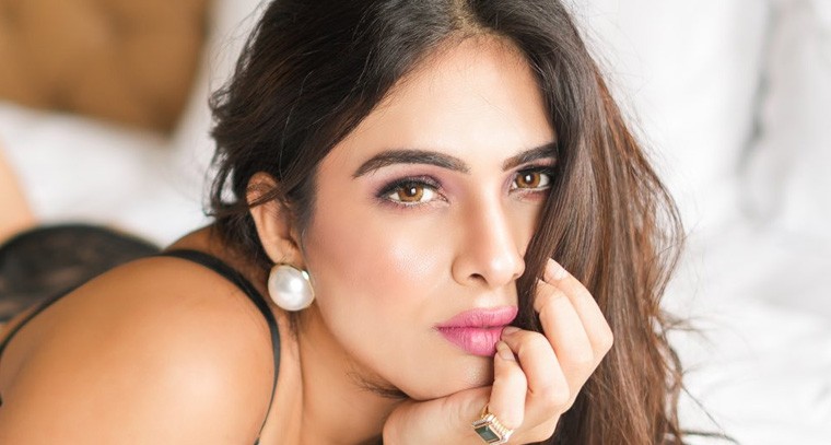 నేహా మాలిక్‌ హాట్ షో.. బెడ్‌పై పడుకుని మరీ !