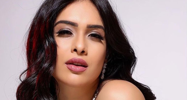 వైట్ డ్రెస్ లో నేహా మాలిక్ గ్లామర్ షో 