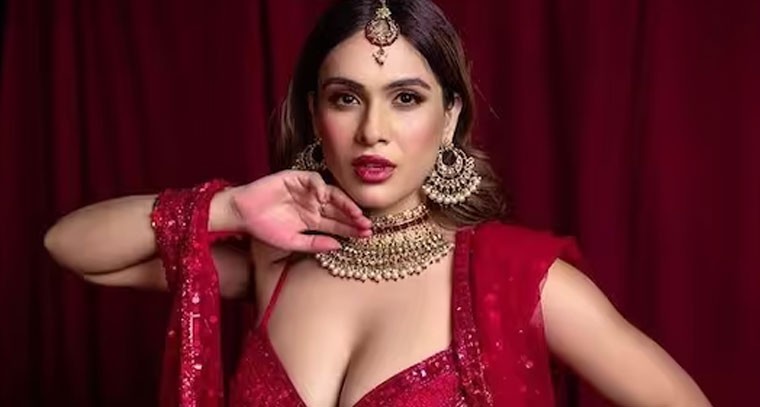 సిజ్లింగ్ హాట్ లుక్‌ లో నేహా మాలిక్ 