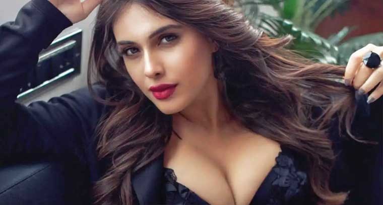 షర్ట్ బటన్ విప్పేసి నేహా మాలిక్  రచ్చ