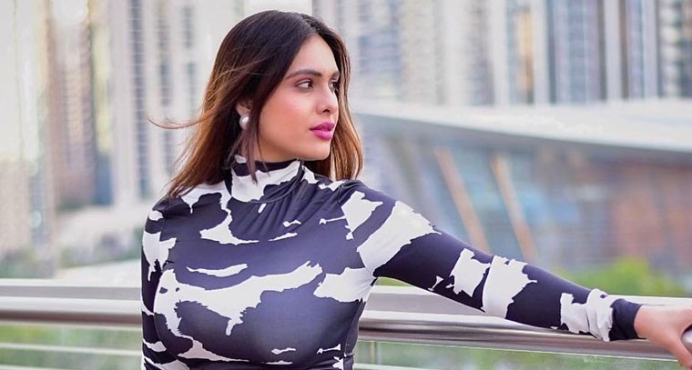 బ్లాక్ అండ్ వైట్ డ్రెస్ లో నేహా మాలిక్  ఫోజులు 