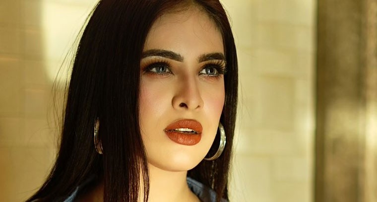 నేహా మాలిక్  క్లీవేజ్‌ షో 