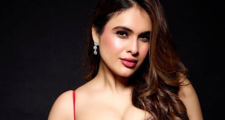 ఎరుపు రంగు పొట్టి డ్రెస్‌లో హాట్  గా నేహా మాలిక్