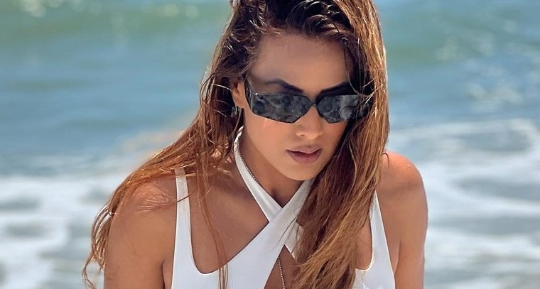  వైట్ బికినీలో నియా శర్మ ఫోజులు