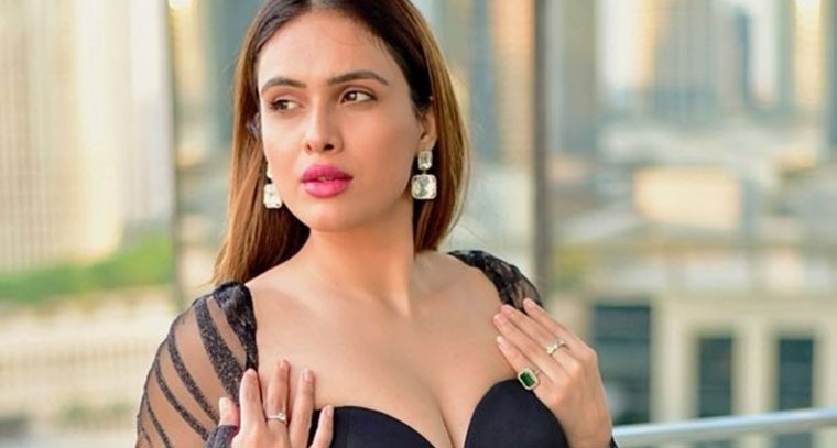  బ్లాక్ కలర్ డీప్ నెక్ డ్రెస్ లో నేహా మాలిక్