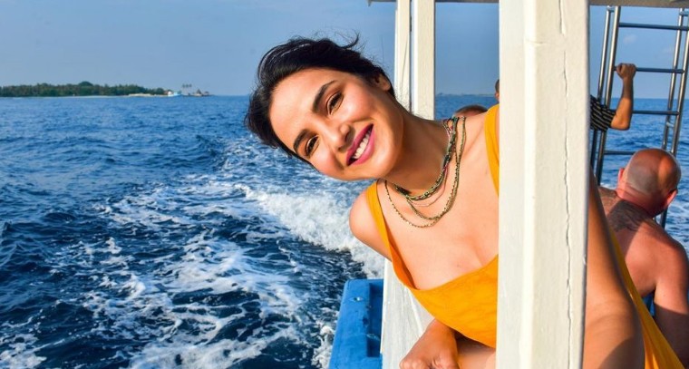 బీచ్ లో జాస్మిన్ భాసిన్ !