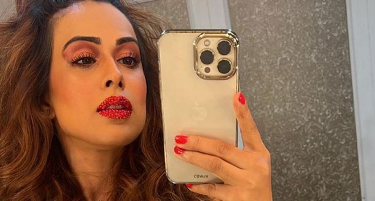 వైట్ డ్రెస్‌లో  గ్లామరస్‌గా  నియా శర్మ