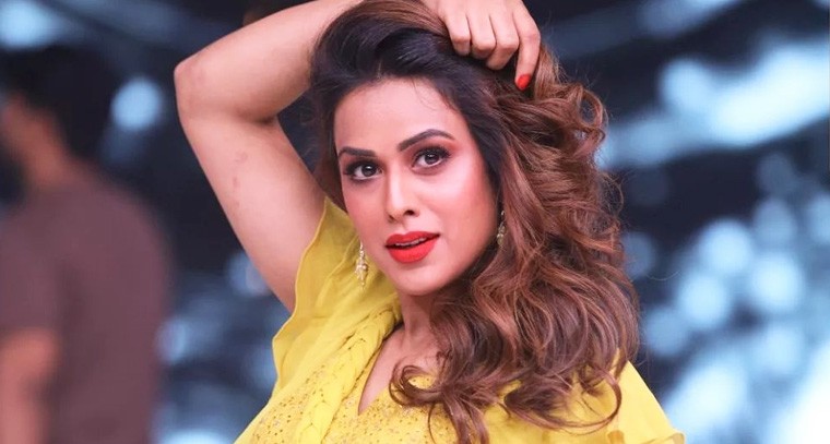  చిన్న స్కర్ట్ లో నియా శర్మ స్టన్నింగ్ !