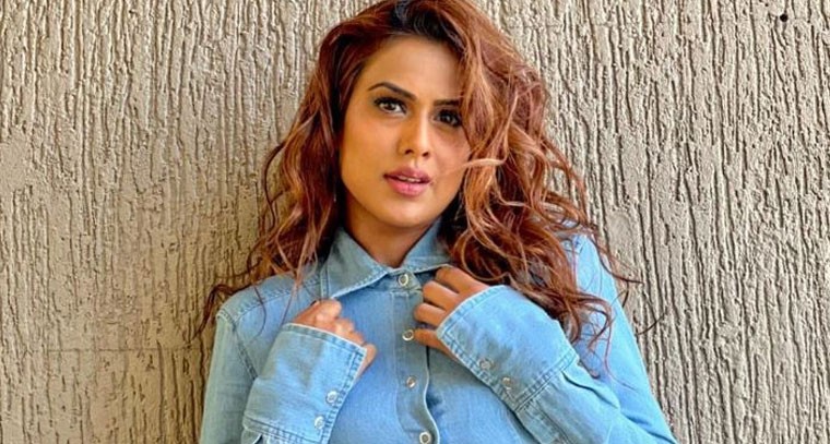 నియా శర్మ  స్టైలిష్ లుక్ 