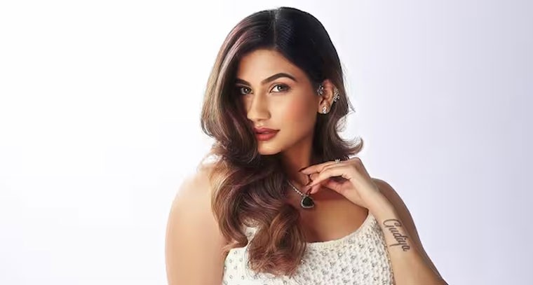 నిధి తపాడియా గ్లామర్ షో 