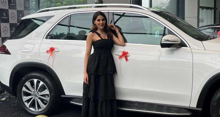 లగ్జరీ కారు కొన్న బాలీవుడ్ నటి నిక్కీ తంబోలి