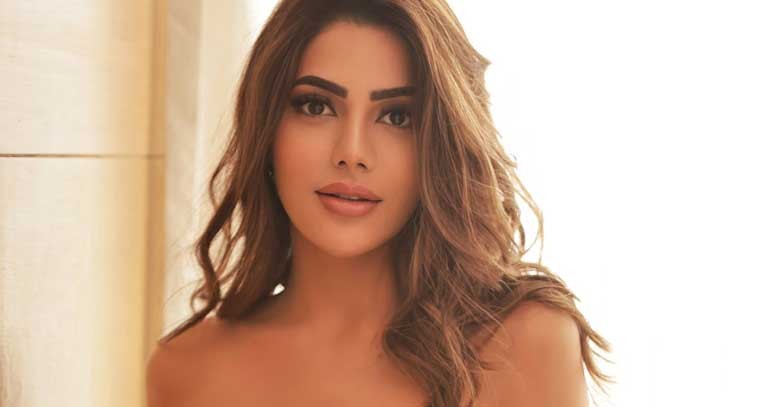 ఆరెంజ్ టాప్, బ్లూ జీన్స్ లో నిక్కీ తంబోలి