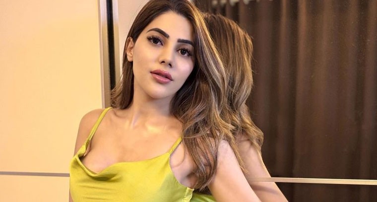 నిక్కీ తంబోలి కిల్లర్ పోజులు