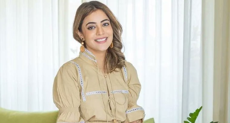  పొట్టి గౌనులో థండర్ థైస్ తో నిషా