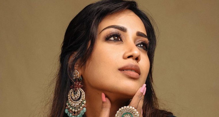 నివేత పేతురాజ్ గ్లామర్ ట్రీట్ !