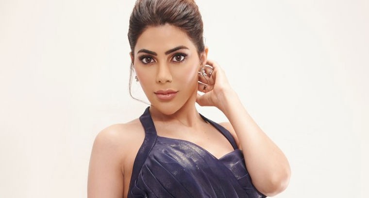 డిజైనర్ చీరలో నిక్కీ తంబోలి  అందాల మాయాజాలం