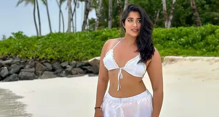 బీచ్‌లో నికితా శర్మ  బోల్డ్ పోజు 