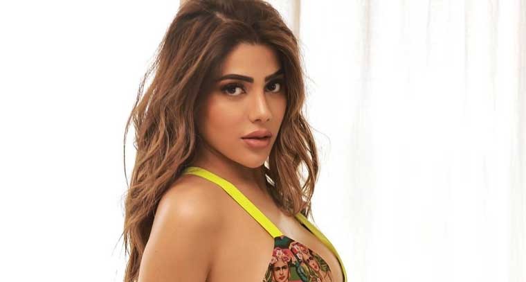 గ్రీన్ చీర లో నిక్కీ తంబోలి 