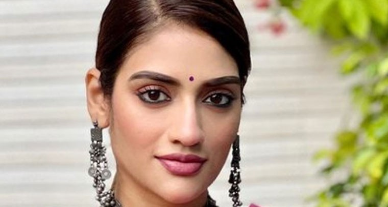 పింక్ చీరలో తళుక్కుమన్న నుస్రత్ జహాన్ !