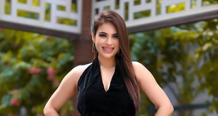 బ్లాక్ డ్రెస్ లో నేహా మాలిక్ 