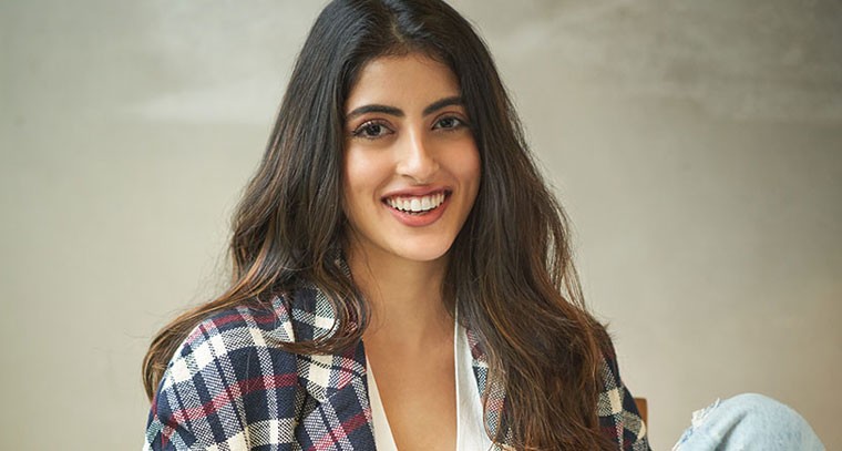 నవేలి నందా హోలీ వీడియో  వైరల్ !