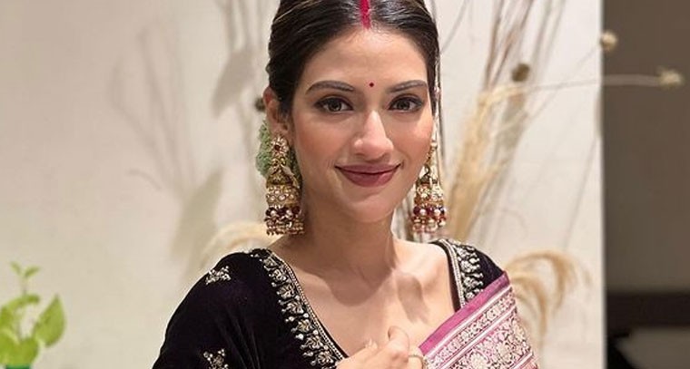  చీరలో పరువాలు నుస్రత్ జహాన్  