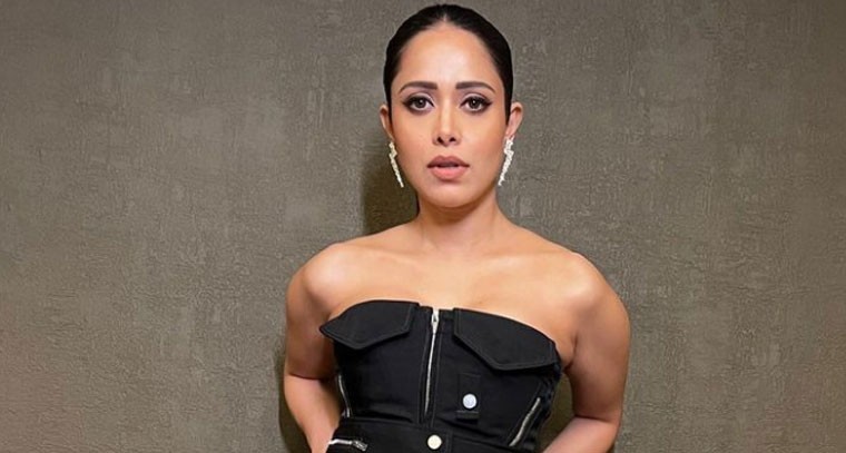 ఆఫ్ షోల్డర్ బ్లాక్ టాప్ లో నుష్రత్ భరుచ్చా