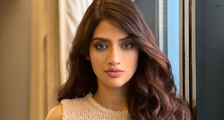 నుస్రత్ జహాన్ గ్లామరస్ స్టైల్ !