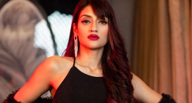 బ్లాక్ డ్రెస్ తో మత్తెక్కిస్తున్న బెంగాలీ బ్యూటీ