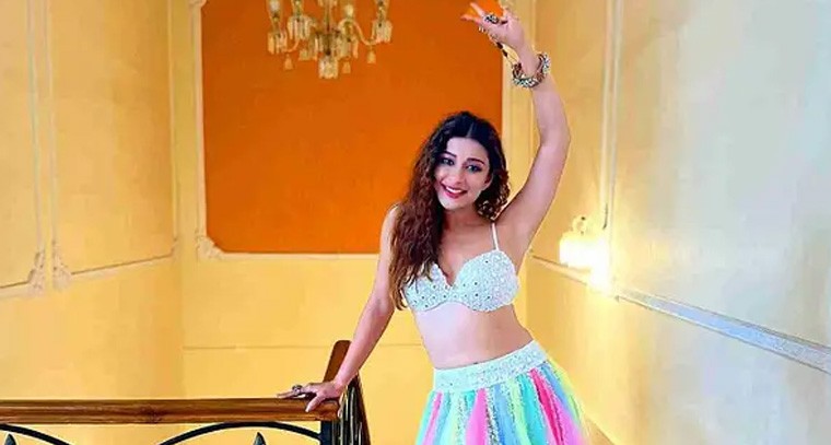 ఆరెంజ్ కలర్ బికినీలో నైరా బెనర్జీ 