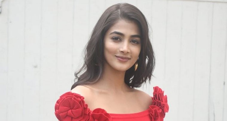 మరోసారి హాట్ థైస్ తో పూజా హెగ్డే బ్లాస్టింగ్