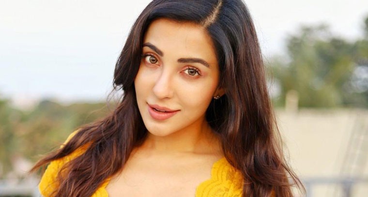 పర్శనల్ ఫొటోలతో బ్లాక్ మెయిల్ !