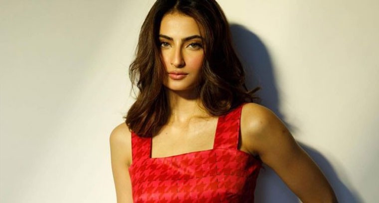 థైస్ చూపిస్తూ రెచ్చగొడుతున్న పాలక్ తివారీ