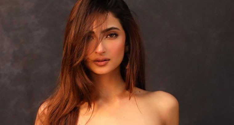 ప్రింటెడ్ ఆఫ్ షోల్డర్ టాప్ లో  పాలక్ తివారీ