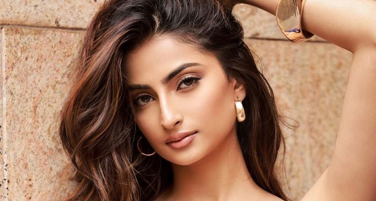 డెనిమ్ షార్ట్ స్కర్ట్ లో పాలక్ తివారీ !