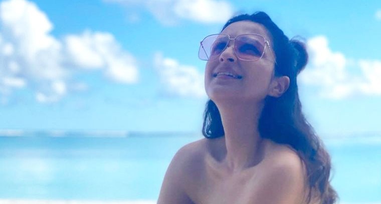 నియాన్ కలర్ బికినీలో పరిణీతి