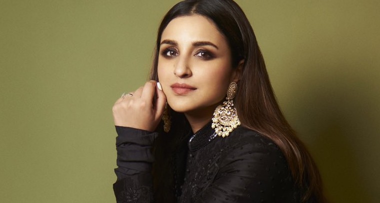 బ్లాక్ కలర్ అనార్కలి డ్రెస్ లో పరిణీతి చోప్రా 