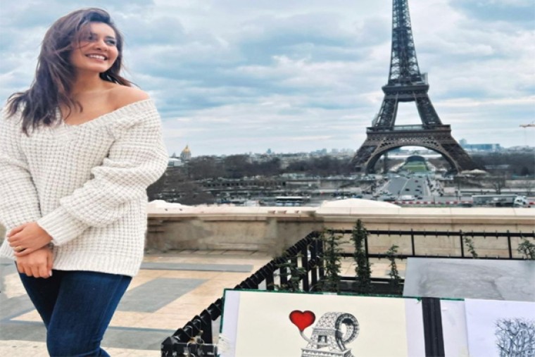 ప్యారిస్ వెకేషన్లో రావిషింగ్ బ్యూటీ 