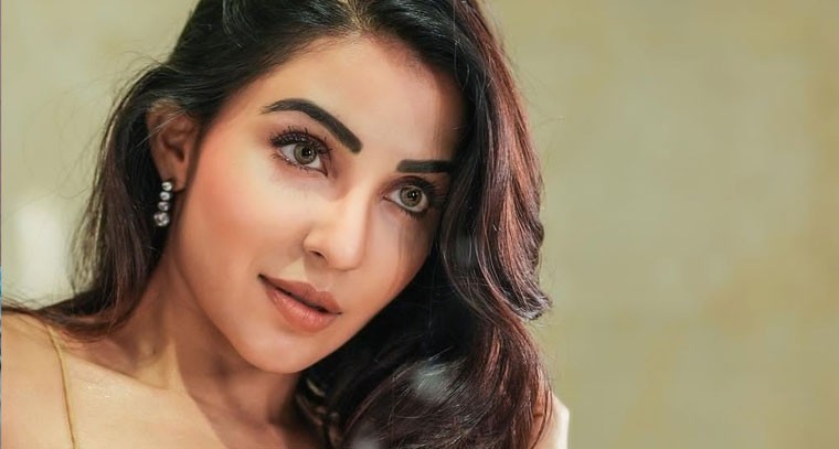 పార్వతి నాయర్ గ్లామర్ షో 