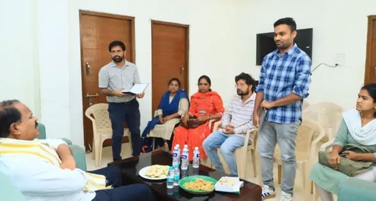 పశుసంవర్ధక వైద్యులతో ఎమ్మెల్యే సమీక్ష సమావేశం