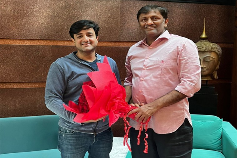 'పఠాన్' డైరెక్టర్ కి 'మైత్రి' ప్రొడ్యూసర్ అభినందనలు..!!